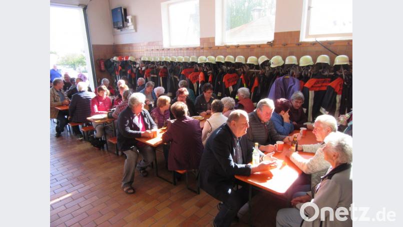 Guter Besuch und kulinarische Genüsse prägen das zünftige Kartoffelfest der Reuther Feuerwehr. Bild: ang