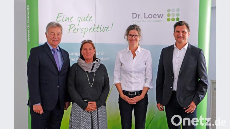 MdL Joachim Hanisch (links) gratulierte als Vertreter des Landrats. Mit im Bild Geschäftsführerin Sandra Loew, Einrichtungsleiterin Ramona Scheunemann und Bereichsleiter Klaus Meierhöfer Bild: twi