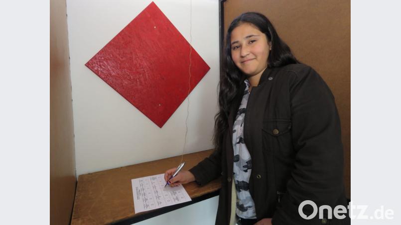 Die 16-jährige Schülerin Sidra Silo stammt aus Syrien. Sie darf dennoch teilnehmen, da die U18 eine fiktive Wahl ist. Sidra wählte zielstrebig eine Partei aus. Bild: ubb