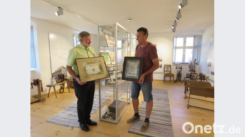 Bürgermeister Josef Schmidkonz und Franz Schöner (von links) sind bei der Suche nach zeitgeschichtlichen Überlieferungen aus dem 1. Weltkrieg bereits fündig geworden. Sie können aber noch weit mehr brauchen für die Sonderausstellung. Bild: ubb