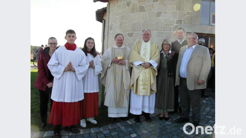 Pfarrer Heribert Stretz und Prälat Karel Simandl (Vierter und Fünfter von links) mit den Ministranten und der Familie Schleicher sowie den Instrumentalisten Katharina Fortelny (links) und Andreas Sagstetter (Zweiter von rechts) vor der Kapelle nach dem Gottesdienst. Bild: hl