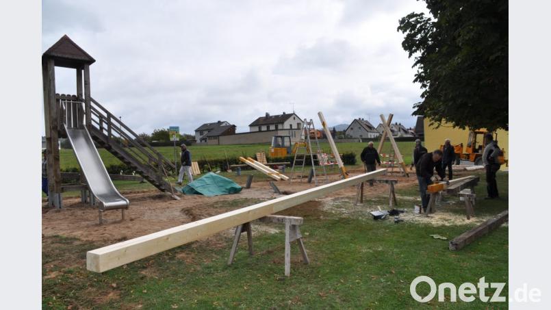 An dem 9,5 Meter langem Trägerbalken werden einmal eine Kleinkinder- und Kinderschaukel sowie ein sogenanntes Vogelnetz hängen. Bild: ak