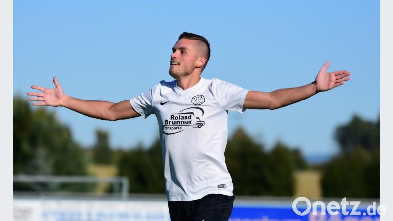 Unaufhaltsam fliegen Korbinian Lang und der VfB Arzberg gen Herbstmeisterschaft. Zwölf Spiele dauert die Siegesserie der Oberfranken bereits an. Am Sonntag versucht die Landesliga-Reserve des SV Mitterteich, dieser ein Ende zu bereiten. Bild: Schrems