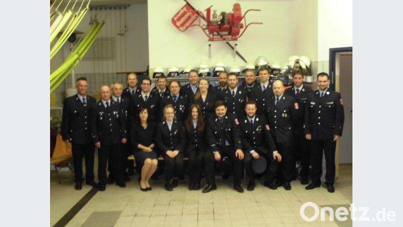 Bürgermeisterin Tanja Schiffmann (sitzend, links) gratuliert den Mitgliedern der Feuerwehr Hammerles zur bestandenen Leistungsprüfung. Bild: adj