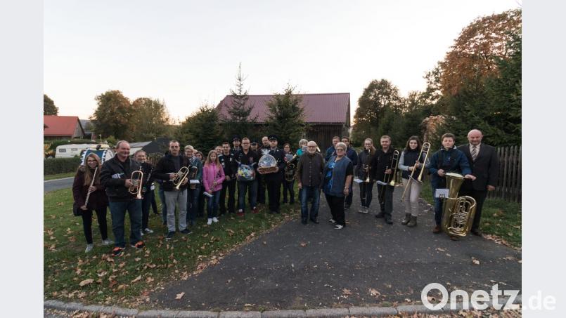 Einige Zugabe der Großkonreuther Blasmusik erfreuten das Geburtstagskind Josef Wild, seine Frau Katharina (Mitte) und die gut 50 Besucher im Schützenheim. Bild: dtr