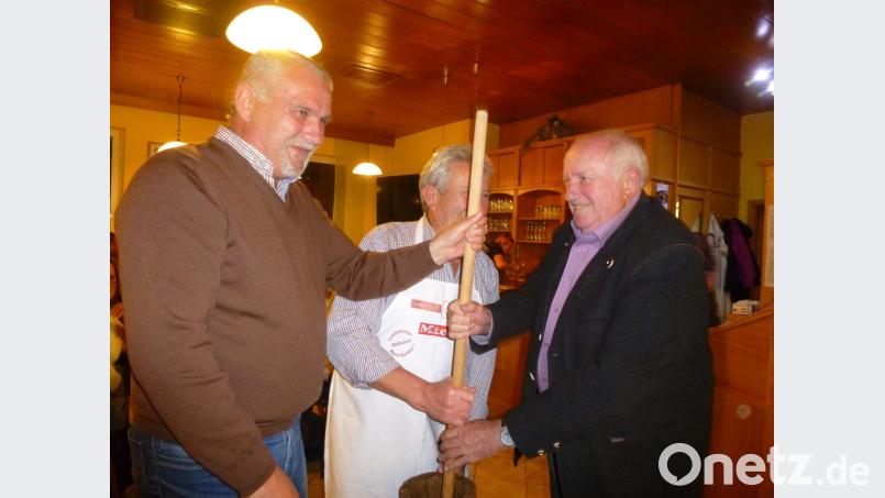 Bürgermeister Ludwig Biller, Bezirkschef Christian Benoist und Edwin Müller wechseln sich beim Ausbuttern ab. Bild: bk