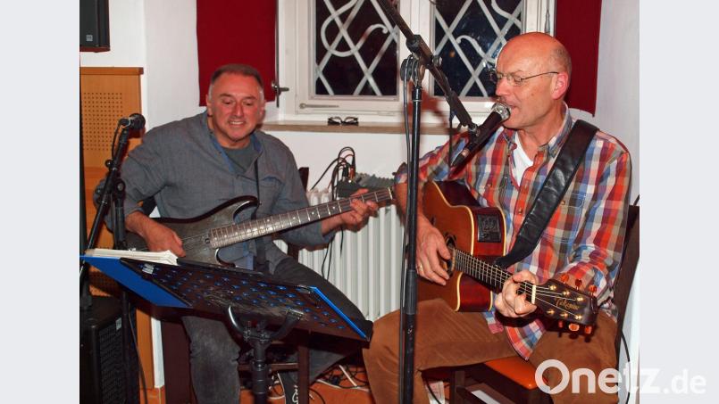 Bei gutem Wein, Obatzen und anderen Leckereien genießen die Gäste zur Musik von Jürgen Zach (rechts) und Georg Roidl die einzigartige Atmosphäre in den Klostermauern. Bild: sön