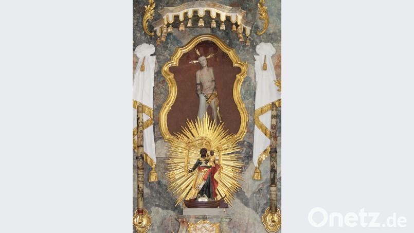 Der gegeißelte Heiland und die Schwarze Madonna bilden den Mittelpunkt des Altars in der Wieskapelle. Bild: boj