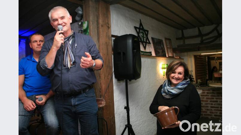 Im Spendentopf, den Uli Roth (am Mikrofon) Nicole Fürst (rechts) in die Hand drückt, kommen 150 Euro zusammen. Bild: wro