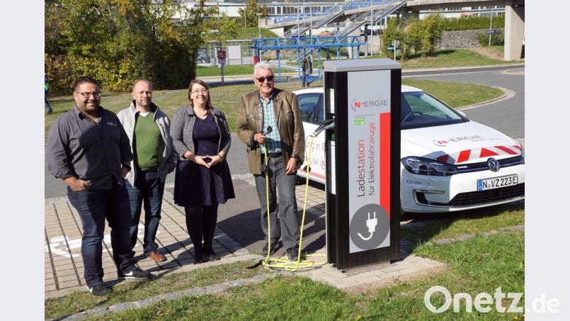 Kämmerer Thomas Kaufmann, Geschäftsstellenleiter Wolfgang Kilgert, Doreen Ibrahimovic und zweitem Bürgermeister Josef Hecht (von links) nehmen die Ladesäule offiziell in Betrieb. Bild: bkr