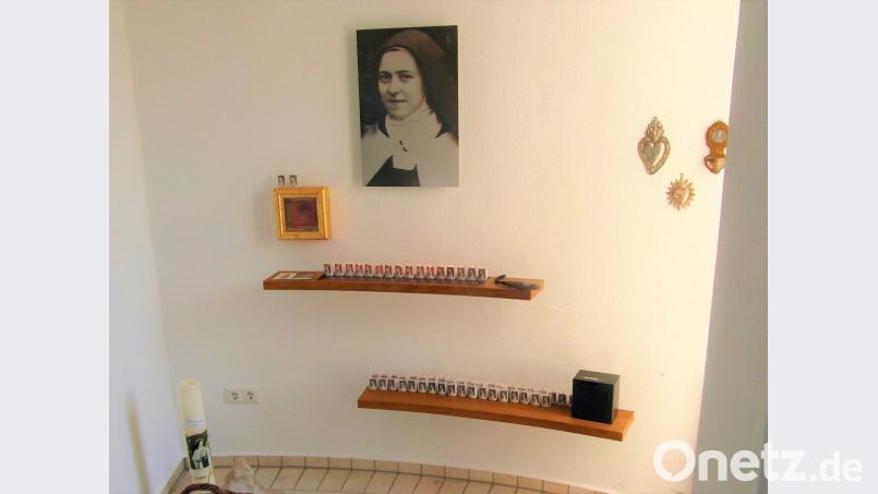 Andachtsecke in der Kapelle mit dem Bild der heiligen Theresia von Lisieux. Bild: hl