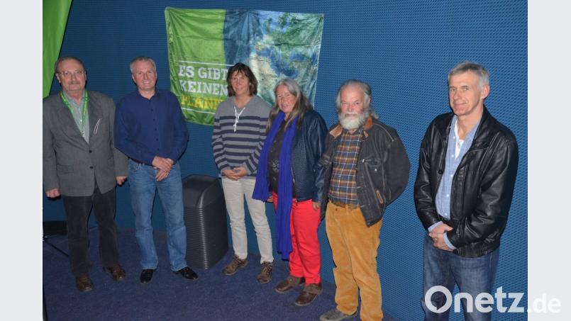 Klaus Bergmann (Zweiter von links) diskutiert mit Kinobesuchern über Umweltpolitik. Bild: Kunz