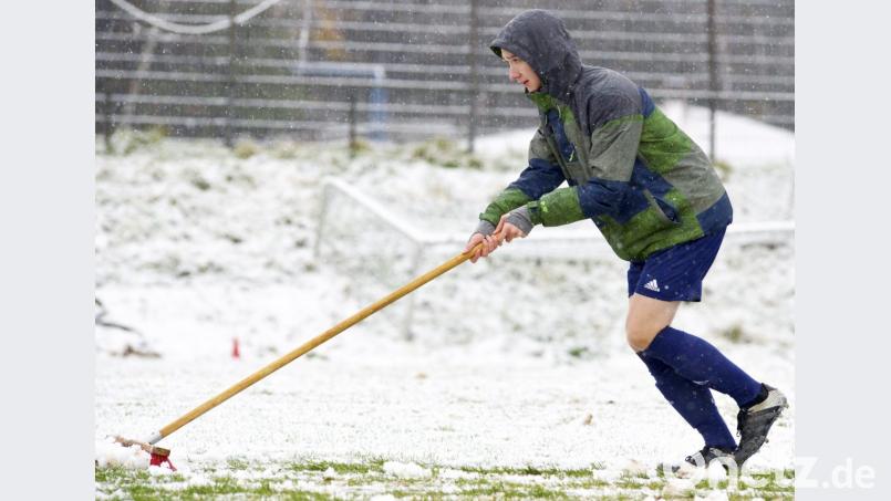 In der A-Klasse ging&#039;s manchmal hart zur Sache, in der Kreisklasse gelegentlich auch. Noch härter wird&#039;s, wenn die Fußballer der Spielgemeinschaft Ursulapoppenricht/Gebenbach zur Schneeschaufel greifen, um den Platz bespielbar zu machen. Der Lohn: Keine Niederlage in den letzten 35 Begegnungen. Bild: Ziegler