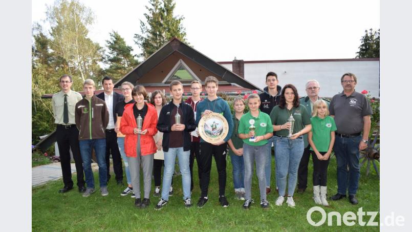 Das Gaujugendschießen war wieder ein Gradmesser der Leistungsfähigkeit. der Jungschützen. Die erfolgreichsten Teilnehmer wurden mit Pokalen und Preisen ausgezeichnet. Die Preise übergaben: Schützenmeister Martin Wolf (rechts), Gauschützenmeister Johann Dirrigl (Zweiter von rechts), Gaujugendleiter Andreas Wilhelm (links) und Bürgermeister Martin Schwandner (Dritter von links). Bild: bnr