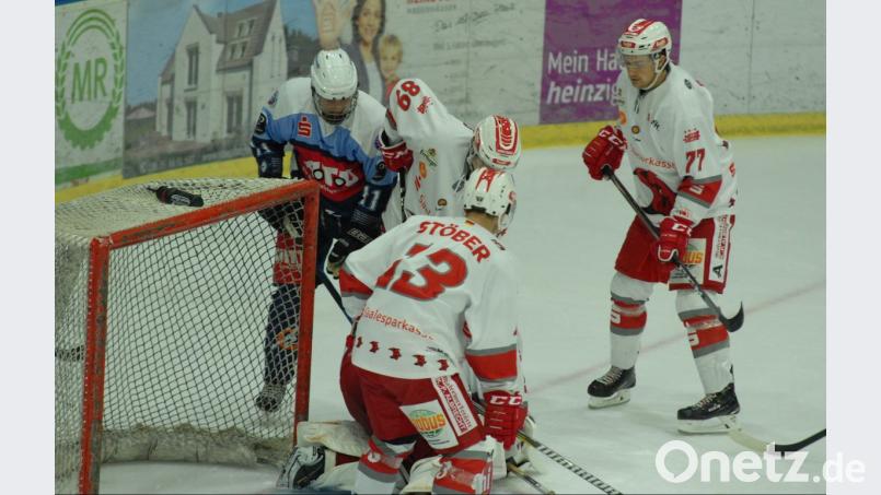 Paul Wolf (blaues Trikot, Szene aus der Partie gegen Halle) erzielte am Freitag sein erstes Tor in der Oberliga. Der Treffer des 19-Jährigen verhalf den Blue Devils zumindest zu einem Punkt. Die Weidener verloren beim ERC Sonthofen mit 4:5 nach Verlängerung. Bild: Rudi Gebert