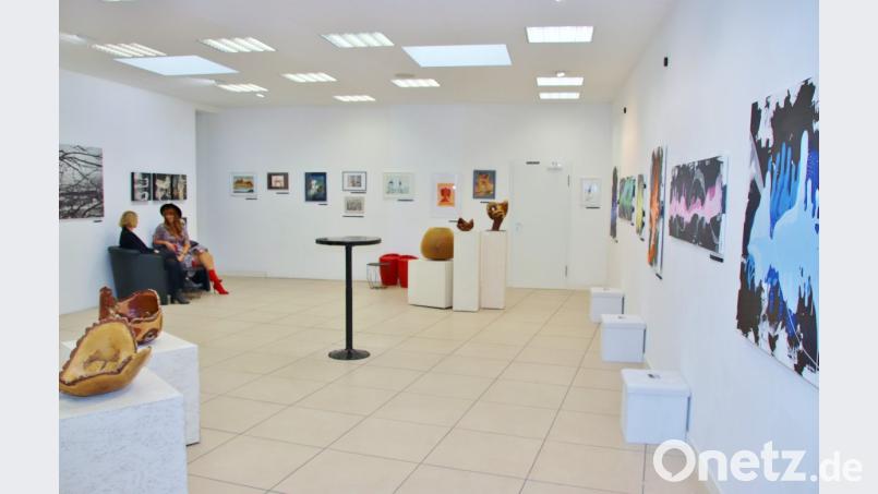 Ein Blick in den Hauptraum der Ausstellung, der Gemälde, Fotografien und Objekte zeigt. Bild: Thomas Dobler