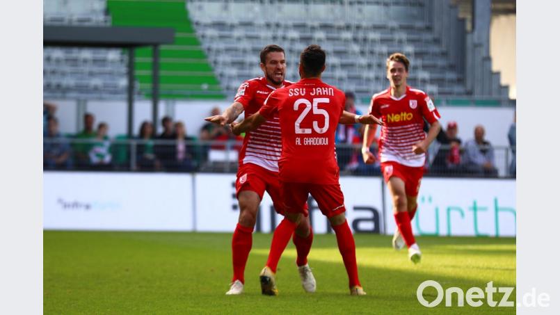 Marco Grüttner bedankt sich bei Hamadi Al Ghaddioui für dessen Assist zum 1:1. Bild: Jahn Regensburg