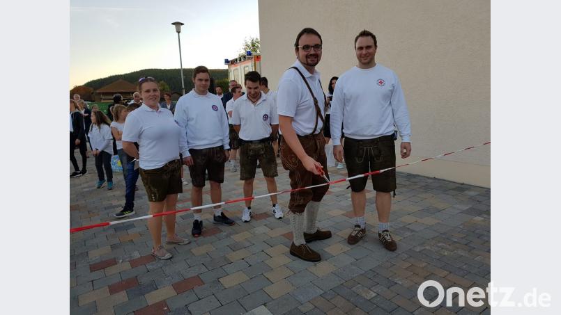 Endlich konnten Stefan Schottenheim (rechts) und Wolfgang Lotter (2. von rechts) das trennenende Band durchschneiden. Die freute auch die übrigen Vorstandsmitglieder der Wasserwacht Pfreimd Stephanie Eichinger, Tobias Raß und Dennis Ponnath (von links nach rechts im Hintergrund) Bild: hir