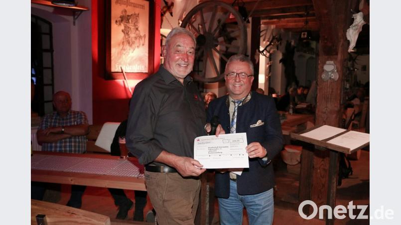 Bezirksrat Toni Dutz (rechts) überreichte im Auftrag des Landkreises Tirschenreuth an Norbert Reger einen Scheck zur Buchveröffentlichung. Bild: bsc