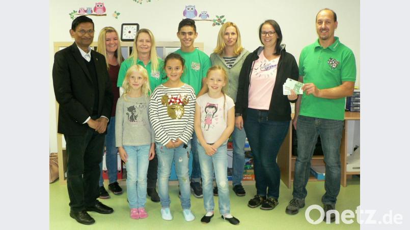 Groß war die Freude im Kinderhaus als der Kirwaverein, vertreten durch Thomas und Jakob Zeitler sowie Simone Sendlbeck (grüne T-Shirts) 500 Euro dabei hatten. Pfarrer Dr. Augustin Lobo (von links), Laura Fick, Andrea Seemann (Mitte) und stellvertretende Leiterin Nina Loos sowie Kinder der Mittagsbetreuung nahmen den Geldsegen in Empfang. Bild: lep