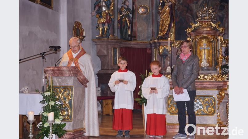 Pfarrer Johann Schächtl konnte mit Simon Schwarz und Amelie Schleicher zwei neue Mitglieder begrüßen und Helga Avemaria für 50 Jahre Mitgliedschaft ehren. Bild: nib