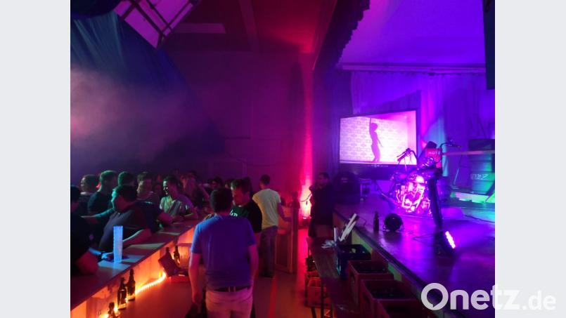 Die SpVgg belebte mit „La Fête das Revival“ die ehemalige Disco in der Turnhalle. wieder. Bild: gi