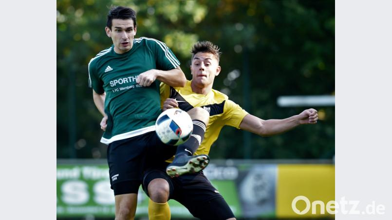 Der Kulmainer Benedikt Weger (rechts) versucht, dem Wernberger Andreas Lorenz den Ball wegzuspitzeln. Bezirksliga-Spitzenreiter FC Wernberg nahm die Hürde in Kulmain mit einem 2:1-Sieg. Bild: Büttner, Gerhard