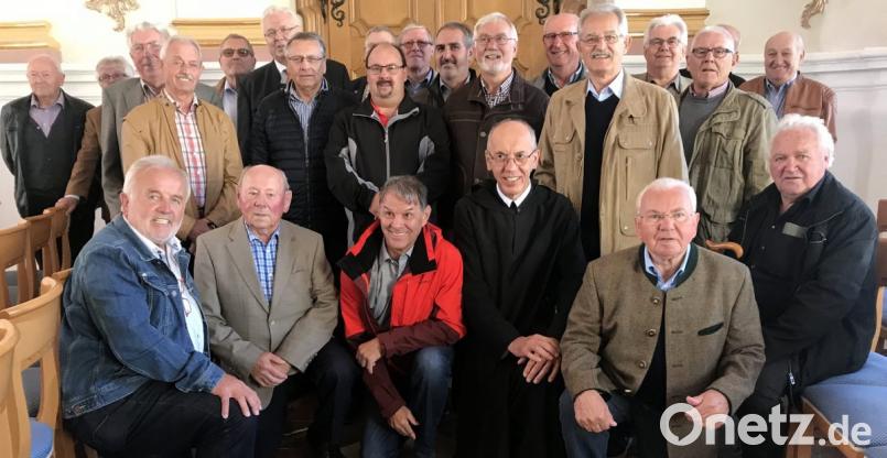 Die Mitglieder des Buchtalchors reisten nach Metten, um den gelernten Schlosser Pater Josef Brauner (vorne, Vierter von links) zu besuchen. Bild: mab