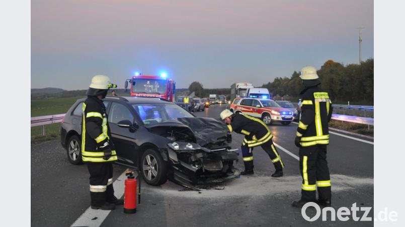 Die tiefstehende Sonne war nach Angaben des Unfallverursachers schuld an dem schweren Verkehrsunfall auf der Autobahn. Mit voller Wucht krachte der VW in den Skoda. Die 56-jährige tschechische Staatsbürgerin wurde dabei lebensgefährlich verletzt. Zwei LKW-Fahrer leisteten professionelle Hilfe und bewahrten sie vor dem Erstickungstod. Bild: dob