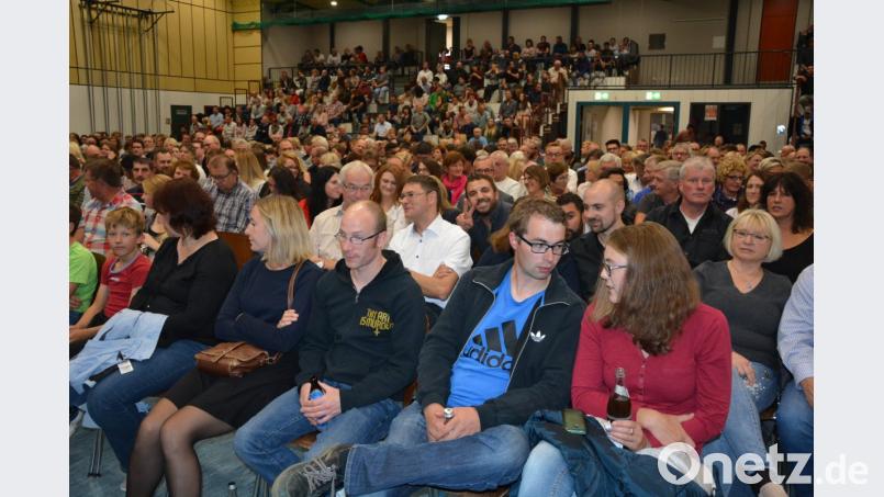 Fast 700 Besucher waren am Samstagabend in die Mitterteicher Mehrzweckhalle gekommen. Sie erlebten einen launigen Abend mit viel Witz. Bild: jr