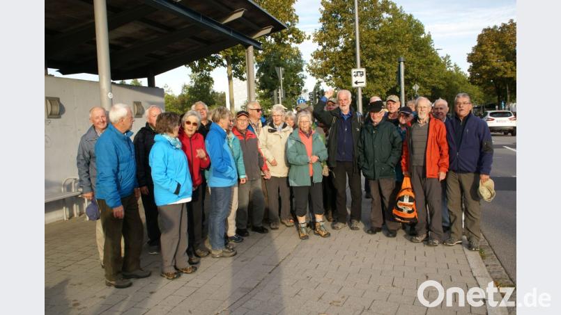 Vorsitzender Rudi Maier (vorne, Zweiter von rechts) und Wanderführer Alt-Oberbürgermeister Wolfgang Dandorfer (vorne, Vierter von rechts). Bild: Stadt Amberg/grt