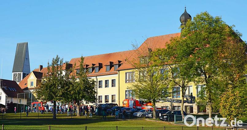 Der Einsatz an der Kirchenthumbacher Grund- und Mittelschule ist nur eine Übung ist – dennoch sind die Einsatzkräfte der Feuerwehr nach der Alarmierung sofort zur Stelle. Bild: ü