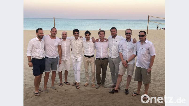 Mit neun Mitgliedern, hier am Strand weiß gekleidet für die „Weiße Nacht“ anlässlich des 69er-Nummerntreffens, und fünf Partnerinnen stellte Round Table 69 Amberg die größte Abordnung beim Euromeeting in Saint Tropez. Rechts Delegationsleiter Vizepräsident Dr. Michael Rogenhofer, Vierter von rechts der International Relations Officer, sozusagen der Außenministers des Clubs, Martin Asmus. Bild: Uschald