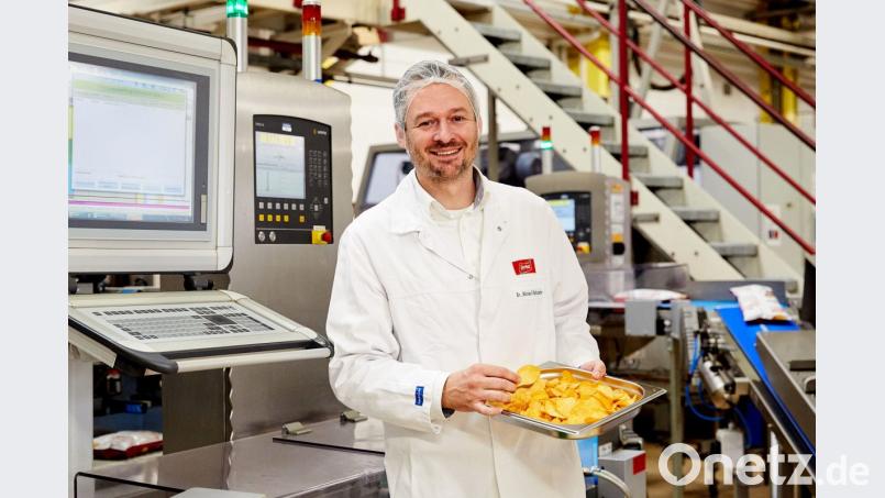 Auch Werkleiter Michael Holtschulze knabbert gerne Chips aus seinem Haus. Bild: Jeschenko MedienAgentur