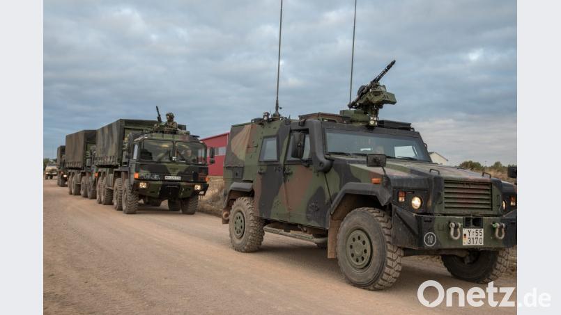 Ein gepanzertes Fahrzeug vom Typ Eagle führt eine Transportgruppe an. Die LKW sind mit Wechselladesystemen ausgestattet. Bild: hbe