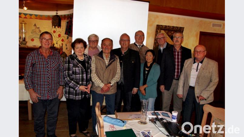 Wiedergewählte Vorstandsmitglieder des VdK und Ehrengäste beglückwünschen die Jubilare (von links): 2. Vorsitzender Ottmar Schlauderer, Kreisvorsitzende Marianne Kies-Baldasty, Beisitzerin Ingrid Ganswind, Hans Flierl (40 Jahre Mitgliedschaft), Bürgermeister Winfried Franz, 1. Vorsitzender Hans Ludwig, Ortsbetreuerin Mila Marx, Ehrenkreisvorsitzender Herbert Göth, Schriftführer Werner Bürger und Ehrenmitglied Erhard Weber. Bild: ds
