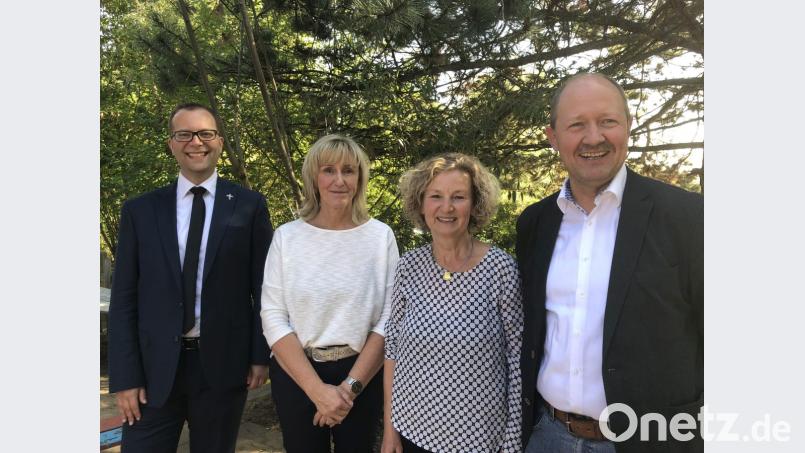Stadtpfarrer Thomas Helm (links) und Peter Kehl begrüßen Annett Rodehau (Zweite von links) und verabschieden gleichzeitig Edeltraud Breu als Leiterin des Kindergarten St. Martin. Bild: exb