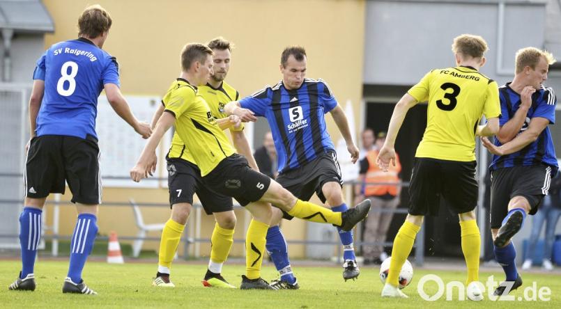 In der 2. Halbzeit konnte sich der FC Amberg (in Gelb) nicht mehr aus der Raigeringer Umklammerung befreien Bild: Hubert Ziegler
