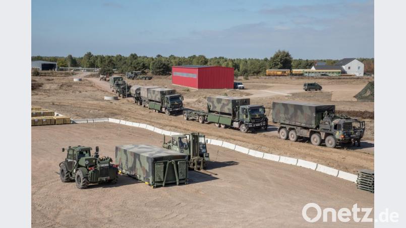 Eine LKW-Gruppe wartet auf die Beladung mit Munition. Bild: hbe