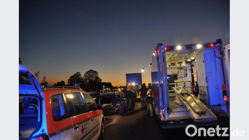 Die tiefstehende Sonne war nach Angaben des Unfallverursachers schuld an dem schweren Verkehrsunfall auf der Autobahn. Mit voller Wucht krachte der VW in den Skoda. Die 56-jährige tschechische Staatsbürgerin wurde dabei lebensgefährlich verletzt. Zwei LKW-Fahrer leisteten professionelle Hilfe und bewahrten sie vor dem Erstickungstod. Bild: dob