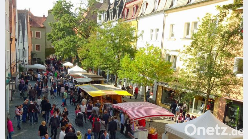 Eine gut gefüllte Innenstadt zeigt sich am Sonntagnachmittag. Bild: Dobmeier