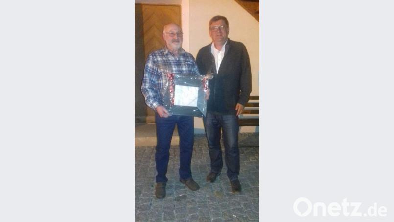 Mit einem Präsent bedankte sich Bürgermeister Peter Braun bei Günther Schmid (links), der von Anfang an bei der Marktfestorganisation dabei war und nun ausschied. Bild: pop