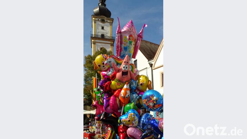 Lustige Gesichter und Einhörner gehören zum Angebot auf dem Markt. Bild: Dobmeier