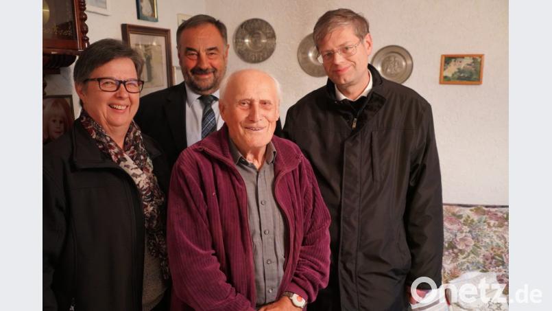Alfons Gallitzendörfer (vorne) freut sich über die Glückwünsche von Pfarrer Norbert Götz (rechts), Ingrid Troidl vom Pfarrgemeinderat und Bürgermeister Josef Beimler (Zweiter von links). Bild: fvo