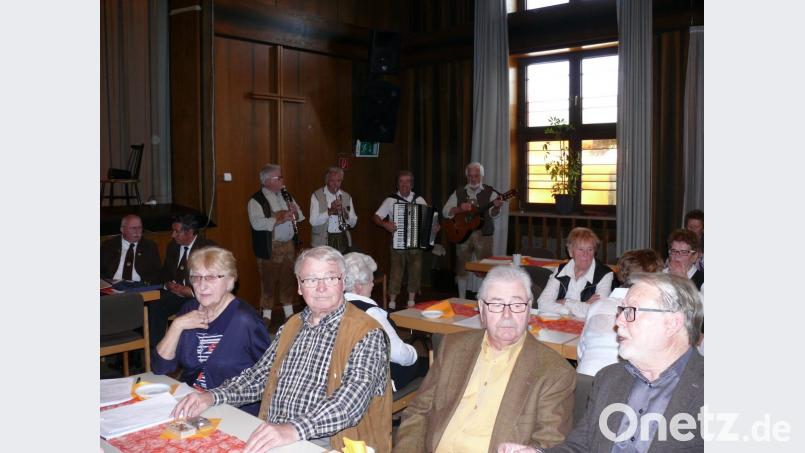 Von links Kreisvorsitzende Rosemarie Selch, Friedolin Gans, Siegfried Achatz und Ludwig Spreitzer. Im Hintergrund die Falkenberger Zoiglmusikanten. Bild: kgg