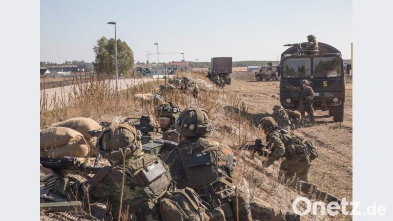 Nach einem überraschenden Angriff auf eine Versorgungseinrichtung beziehen die Logistiker ihre Alarmstellungen Bild: hbe