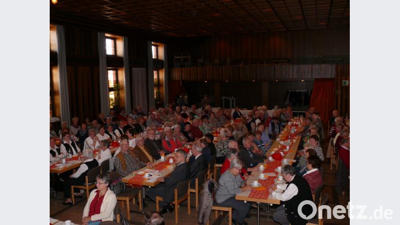 Beim Nachmittag „Senioren für Senioren“ freuten sich die Veranstalter über einen gefüllten Jugendheim-Festsaal. Bild: kgg