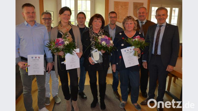 Ehrungen langjähriger Mitarbeiter und die Verabschiedung von Anneliese Stegert standen jetzt bei der VG Mitterteich an. Unser Bild zeigt (von links) Alfred Mayerhofer, Geschäftsleiter Klaus Schüssler, Ursula Ockl, Personalratsvorsitzenden Christian Pößl, Anneliese Stegert, Bauamtsleiter Thomas Grillmeier, Heidi Rosner sowie die Bürgermeister Johann Burger und Roland Grillmeier. Bild: jr