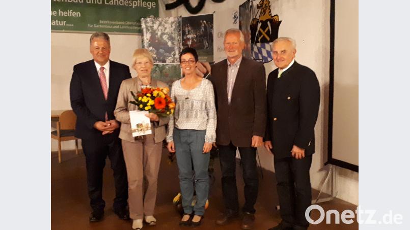Landrat Richard Reisinger, Ehrenvorsitzende Helga Zimmermann, Kreisfachberaterin für Gartenkultur und Landespflege Michaela Basler, stellvertretender Vorsitzender des Bezirksverband Oberpfalz für Gartenbau und Landespflege Eduard Eckl, 2. Bürgermeister von Freihung Helmut Klier (von links). Bild: exb