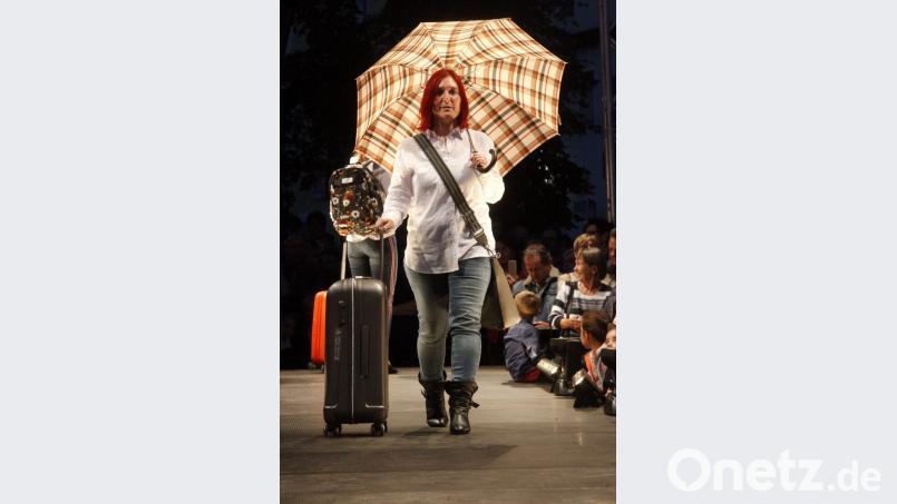 Ab in den Urlaub. Mit Kofferset, Regenschirm und Handtasche. Bild: Hirsch